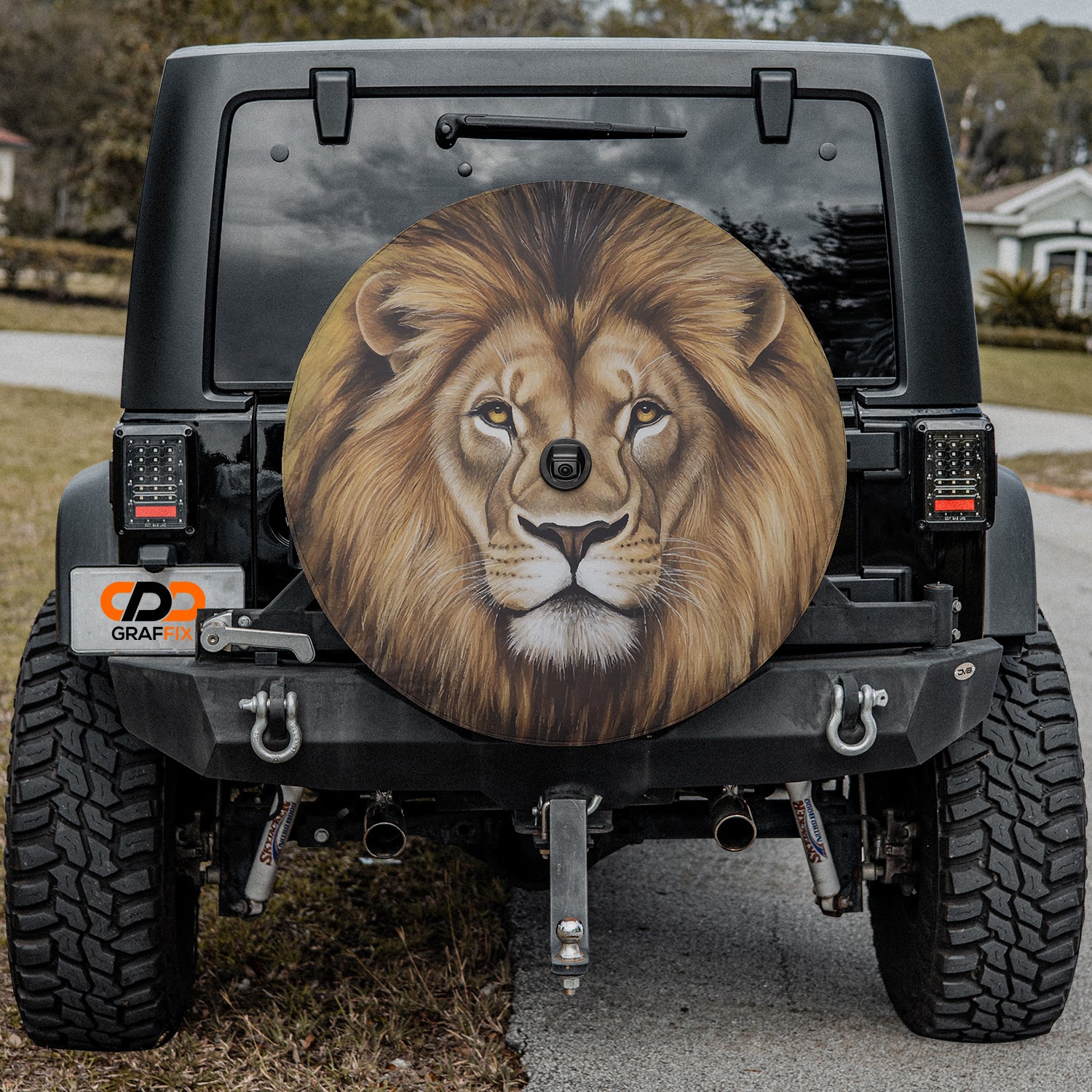 a lion painted on the back of a jeep