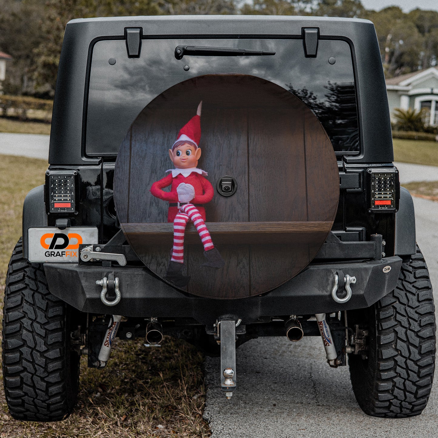 a picture of an elf on the back of a jeep