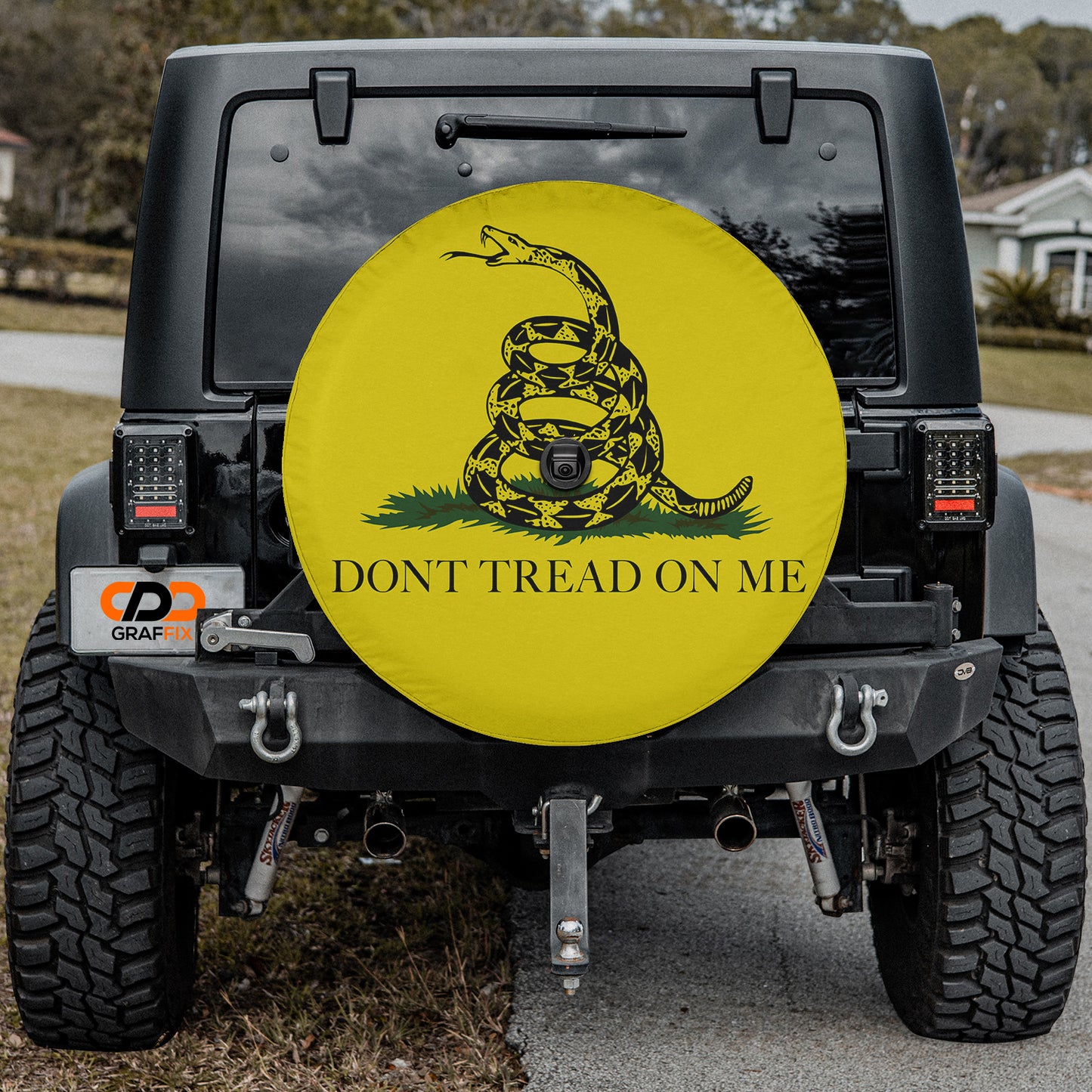 a yellow don't tread on me sign on the back of a black jeep