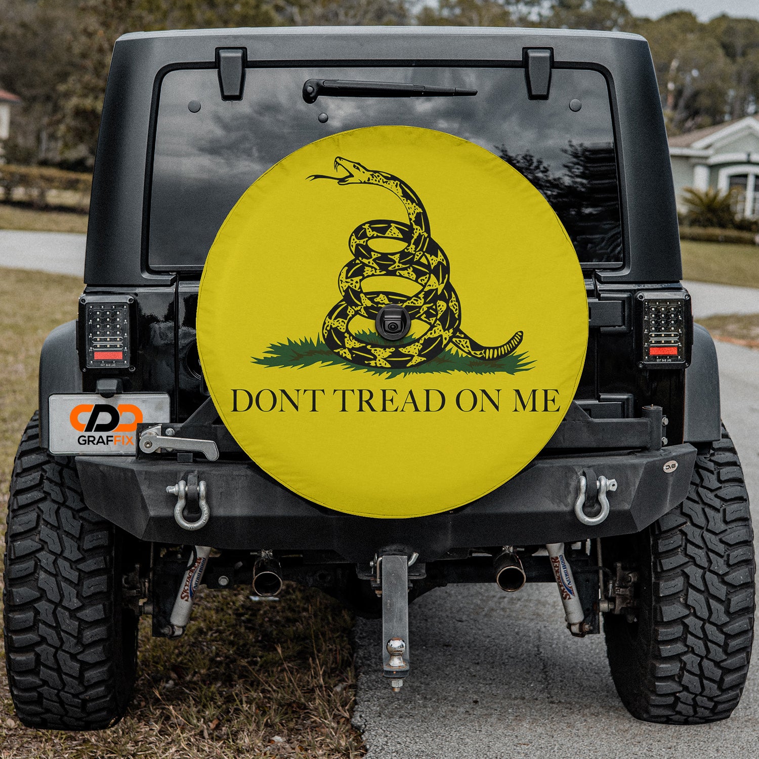 a yellow don't tread on me sign on the back of a black jeep